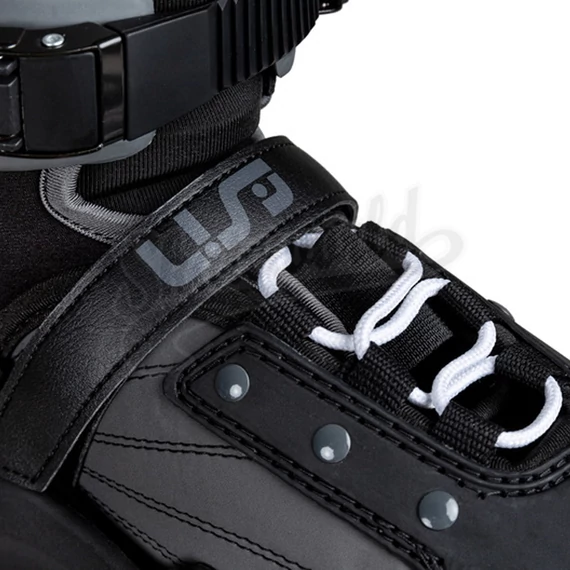 USD Kid's Transformer black/grey agresszív görkorcsolya fűzése